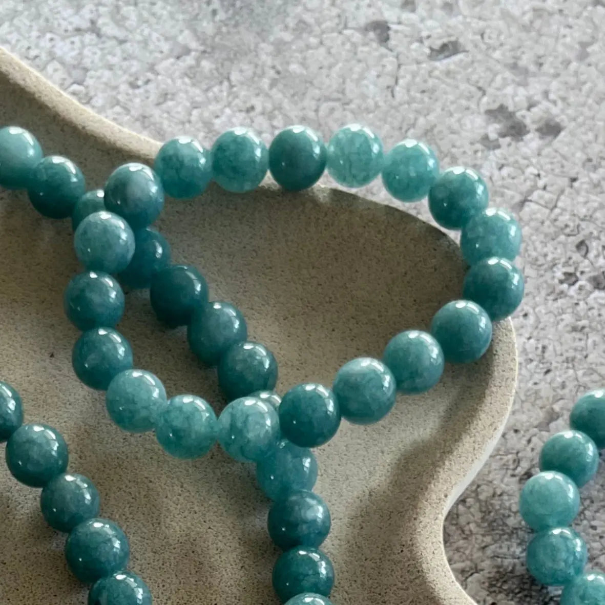 Håndlavet krystal armbånd med blå kalcedon perler.