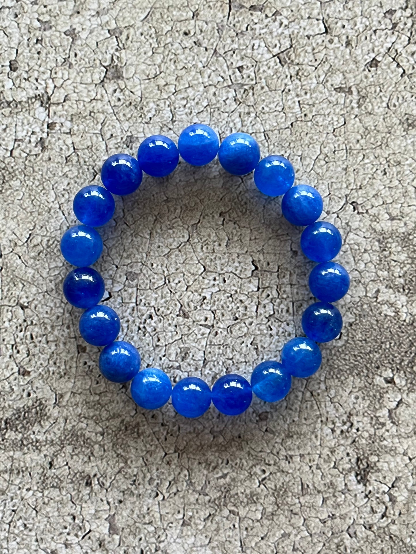 Håndlavet krystal armbånd med blå kyanit perler.