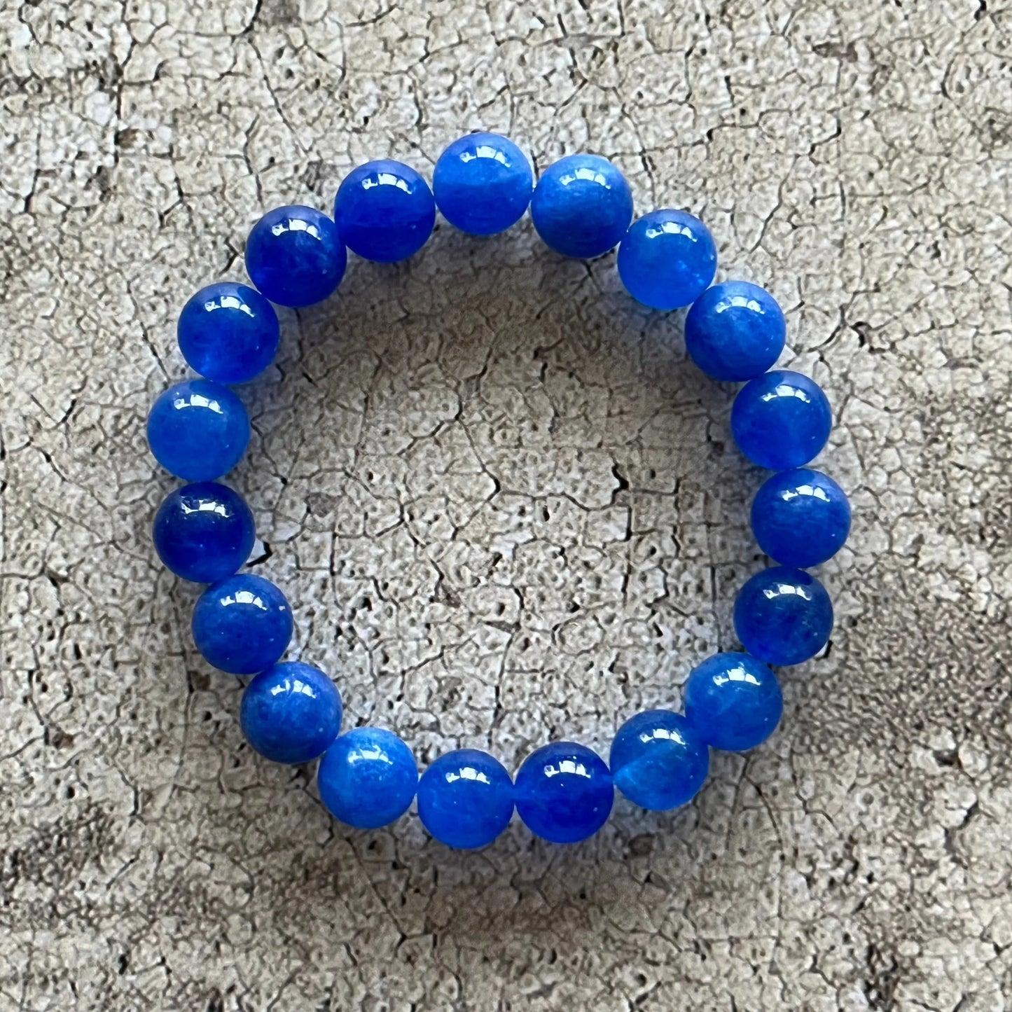 Håndlavet krystal armbånd med blå kyanit perler.