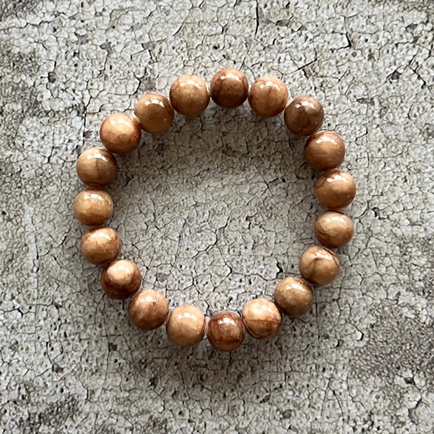 Håndlavet krystal armbånd med brun kalcedon perler.