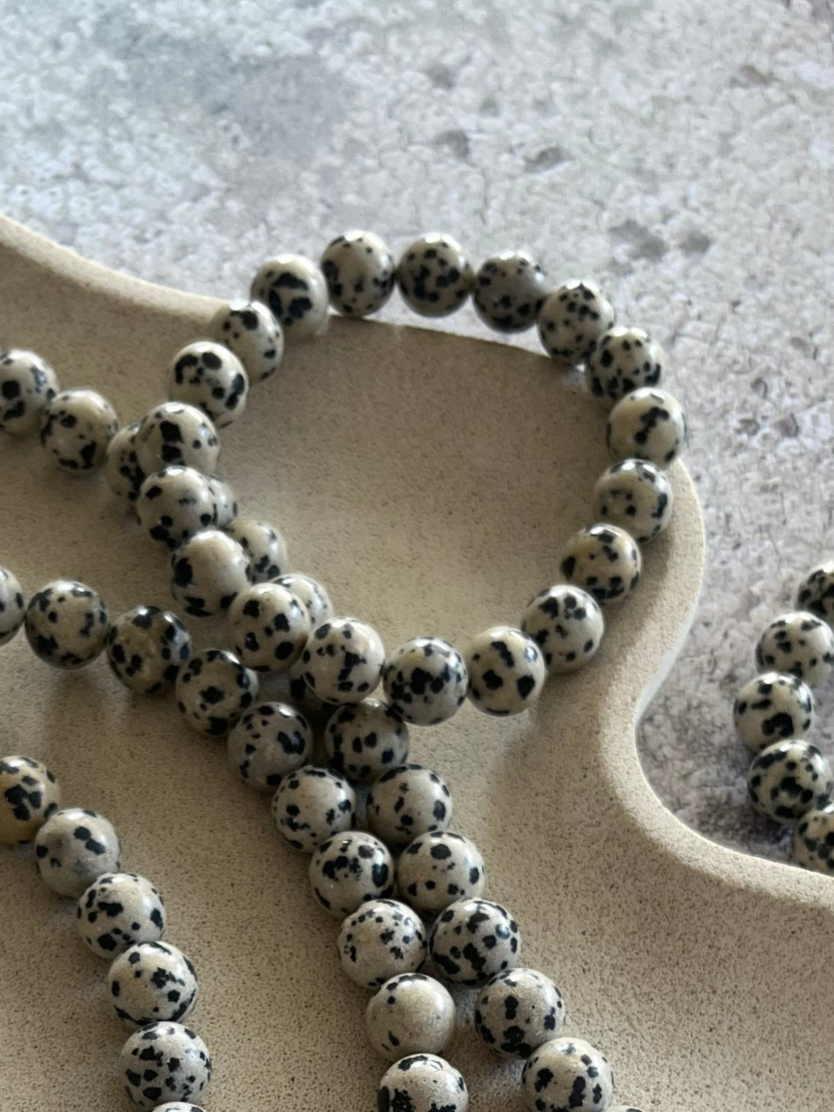 Håndlavet krystal armbånd med dalmatiner jaspis perler.