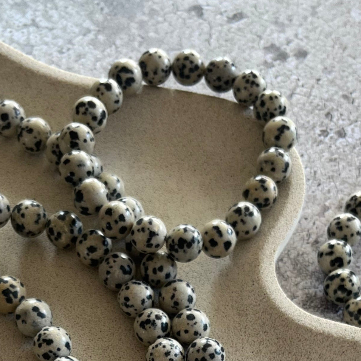 Håndlavet krystal armbånd med dalmatiner jaspis perler.