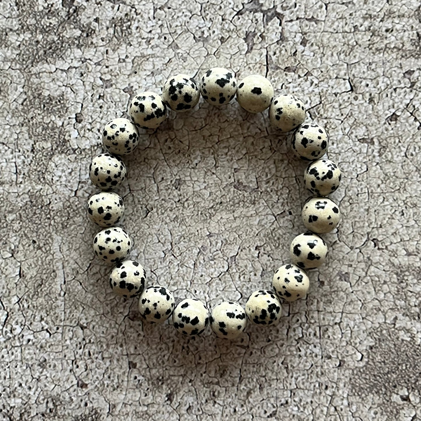 Håndlavet krystal armbånd med dalmatiner jaspis perler.