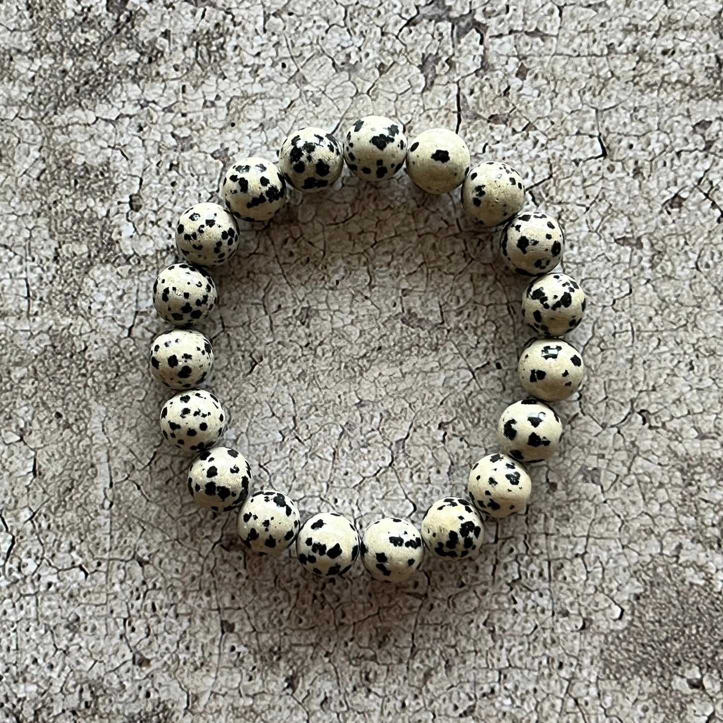 Håndlavet krystal armbånd med dalmatiner jaspis perler.