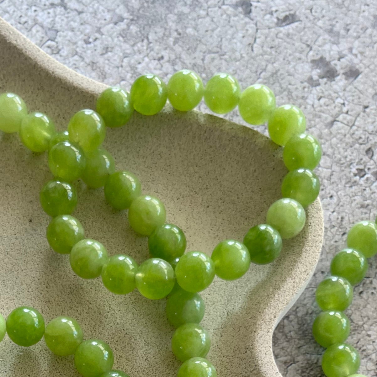 Håndlavet krystal armbånd med grøn peridot perler.