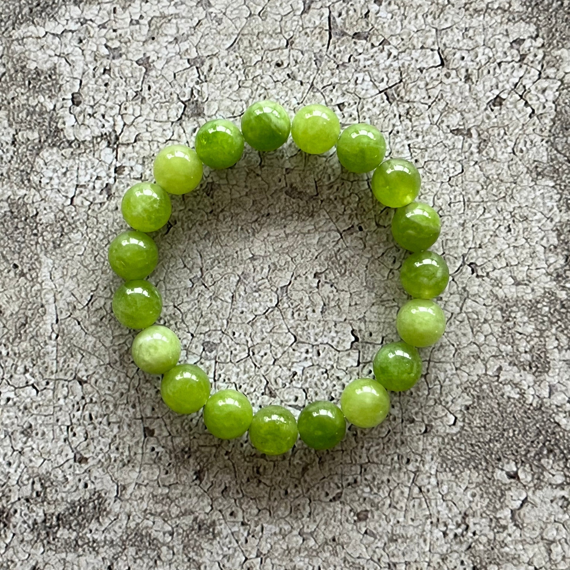 Håndlavet krystal armbånd med grøn peridot perler.