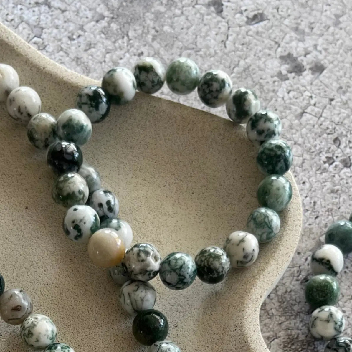 Håndlavet krystal armbånd med grøn træ agat perler.