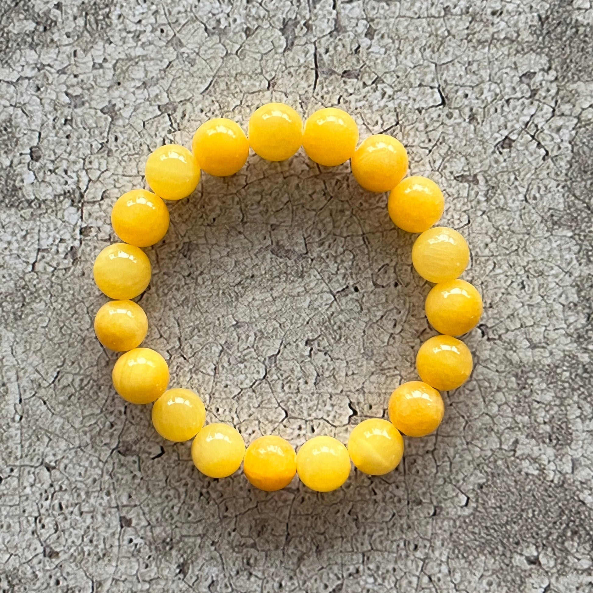 Håndlavet krystal armbånd med gul kalcedon perler.