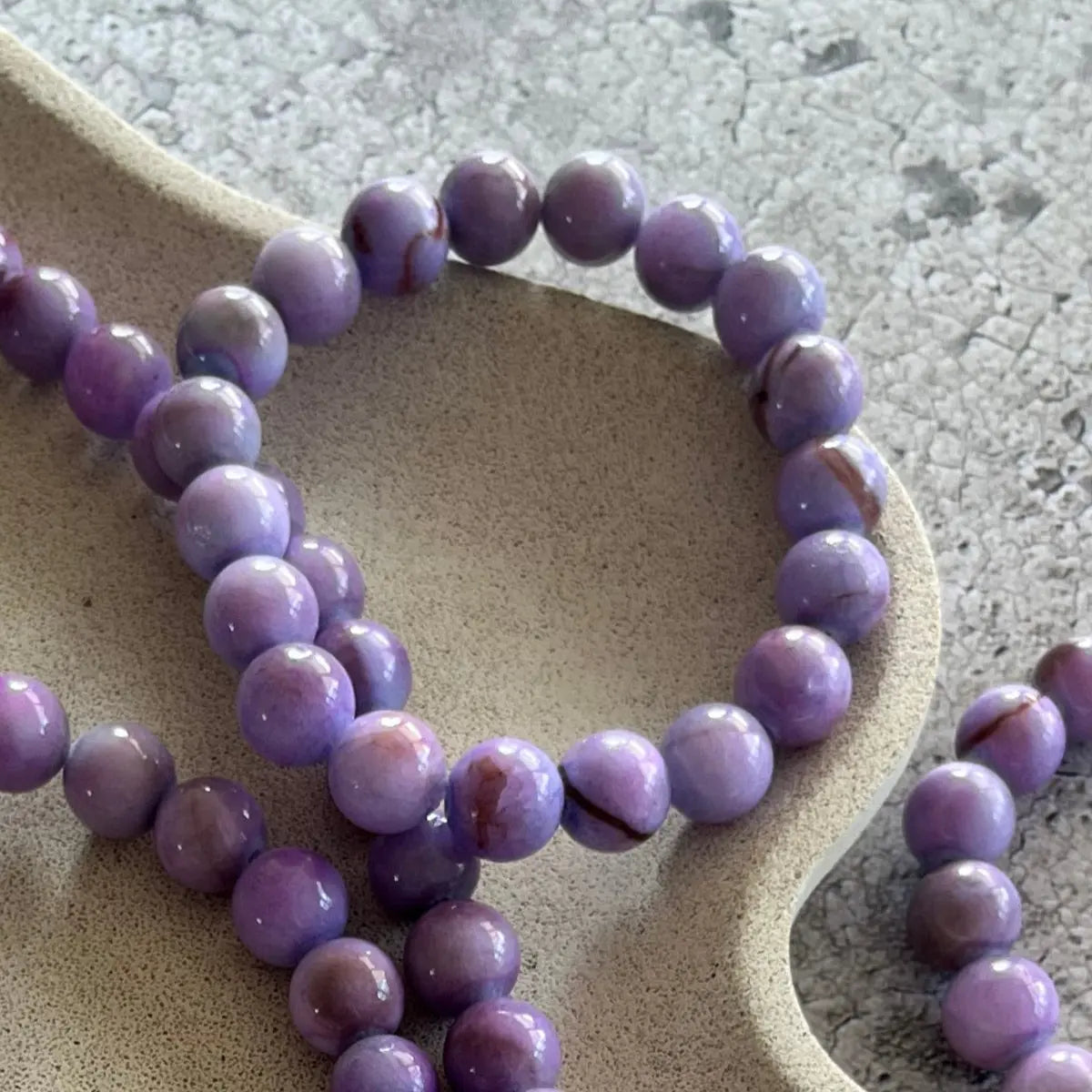 Håndlavet krystal armbånd med lilla kalcedon perler.