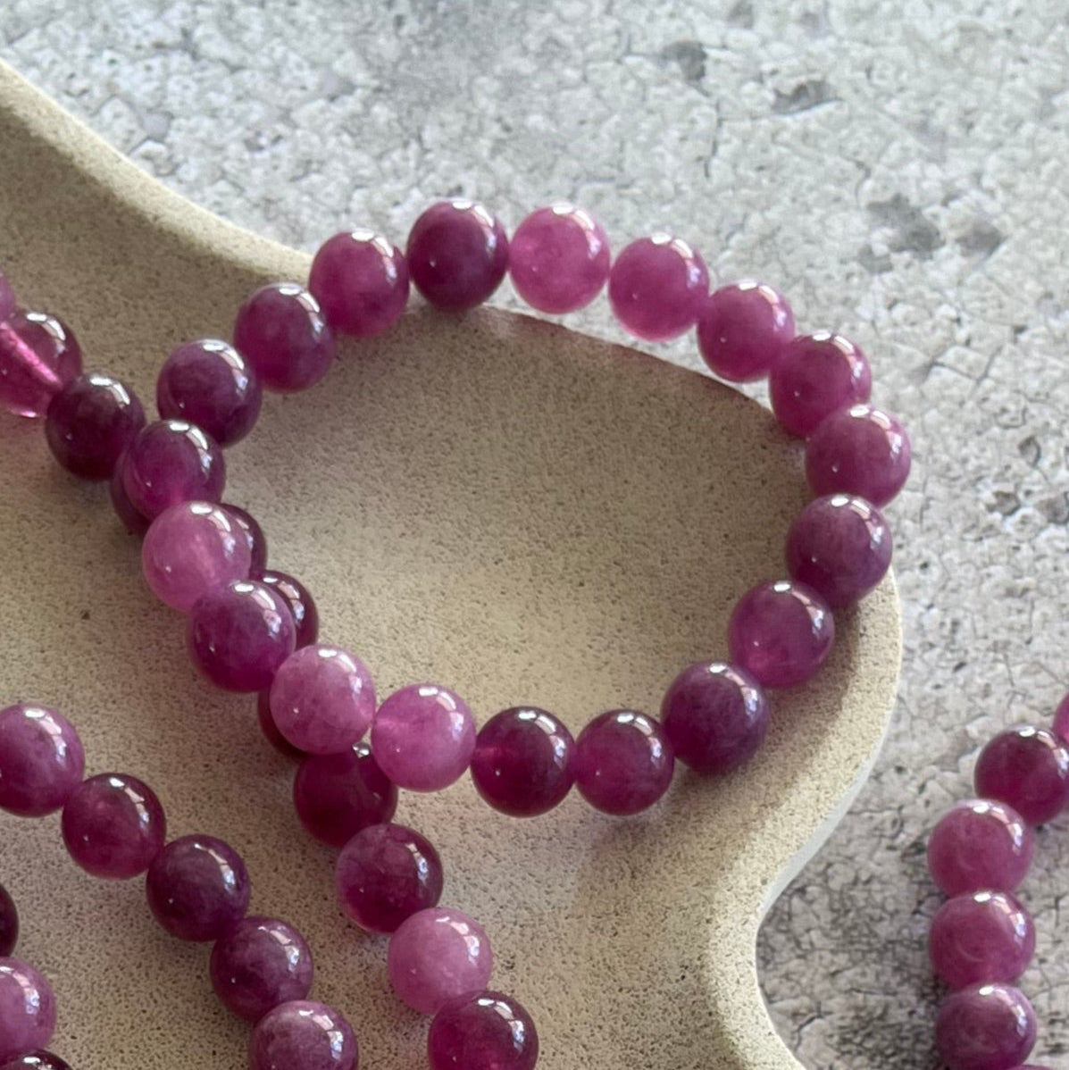 Håndlavet krystal armbånd med lilla lepidolit perler.