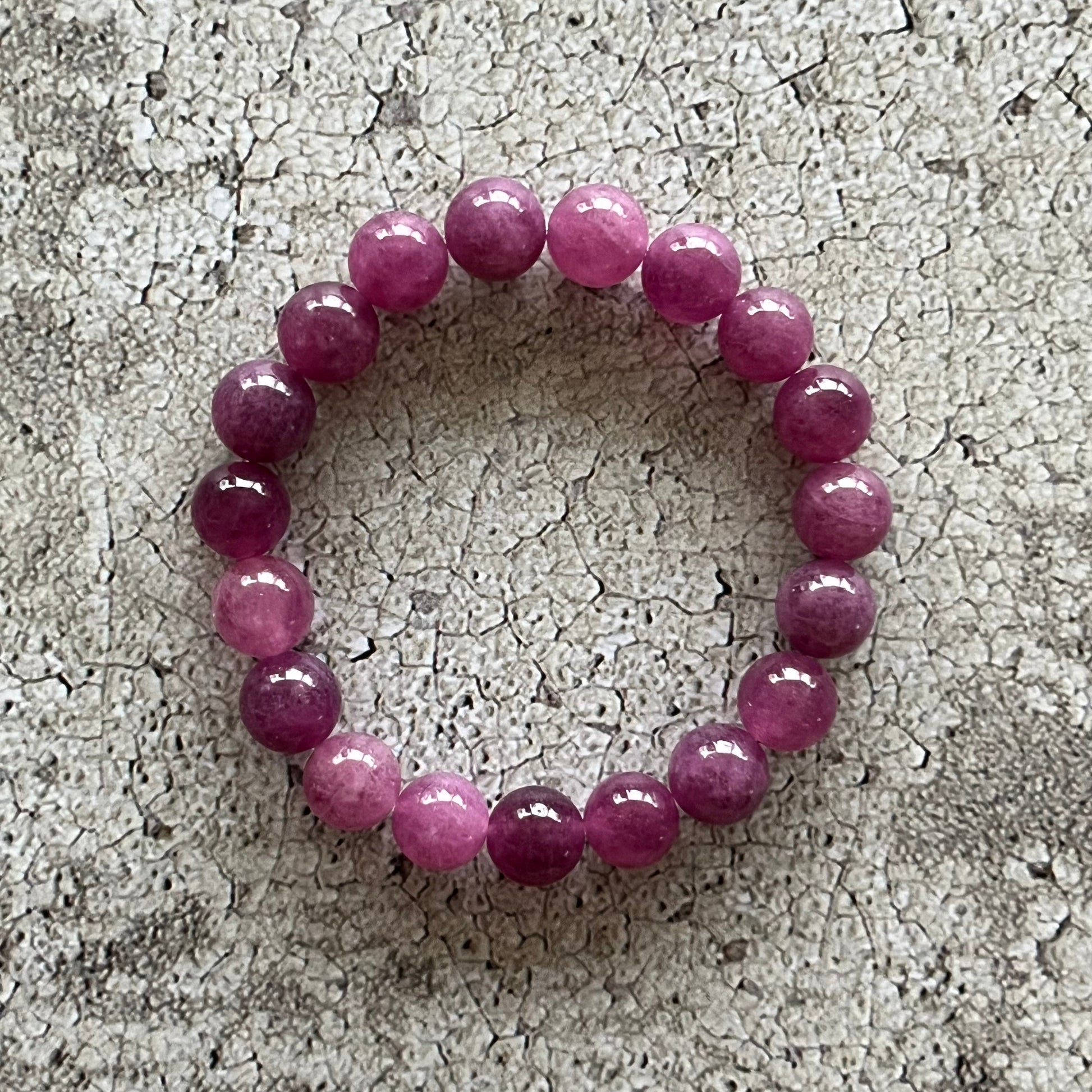 Håndlavet krystal armbånd med lilla lepidolit perler.