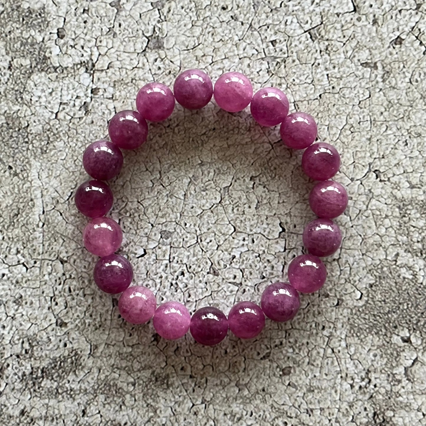 Håndlavet krystal armbånd med lilla lepidolit perler.