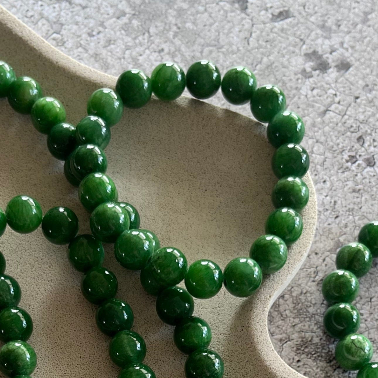Håndlavet krystal armbånd med mørk grøn kalcedon perler.