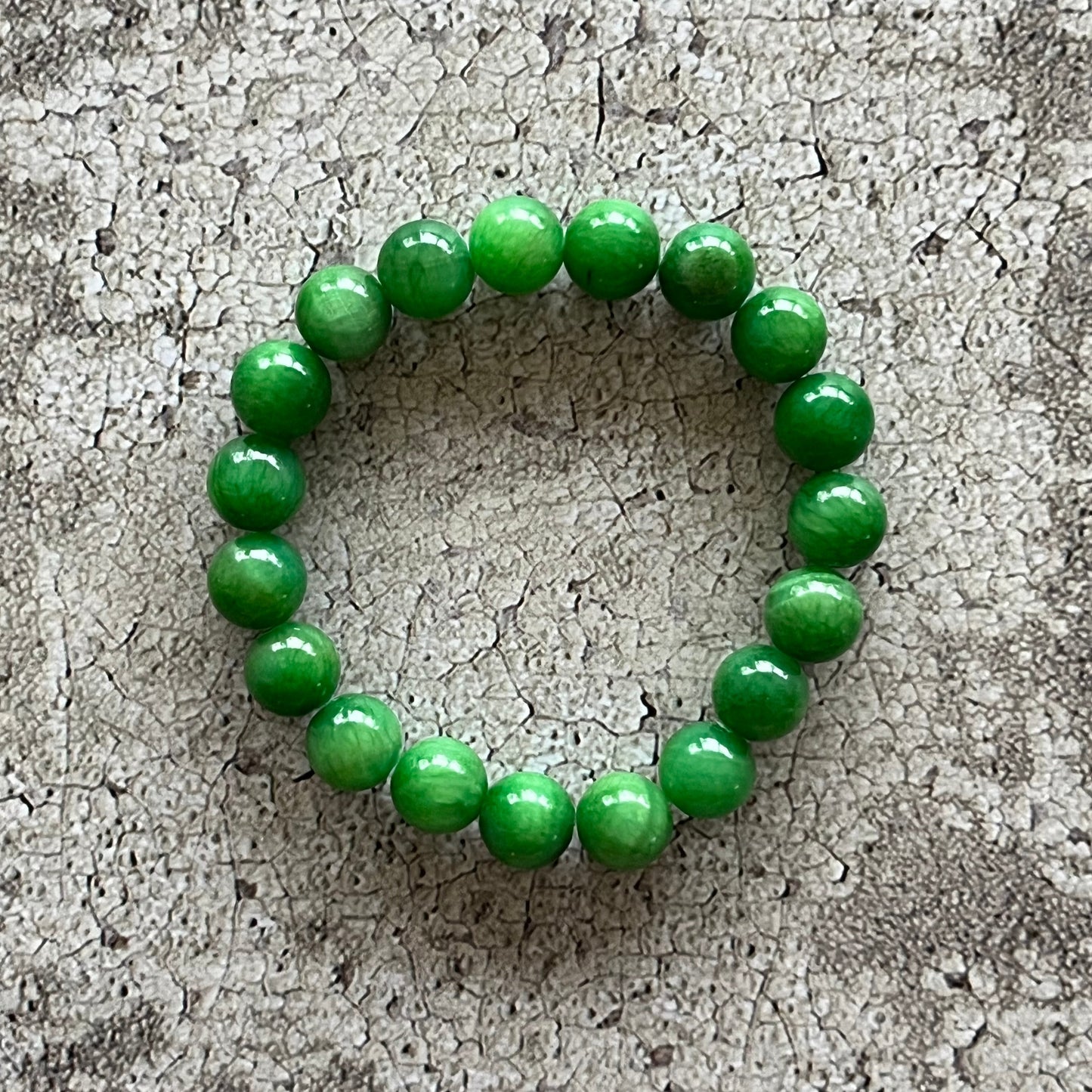 Håndlavet krystal armbånd med mørk grøn kalcedon perler.