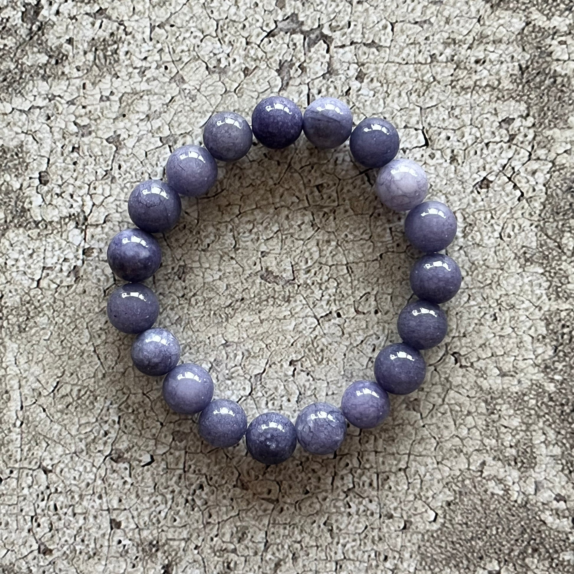 Håndlavet krystal armbånd med lilla angelit perler.