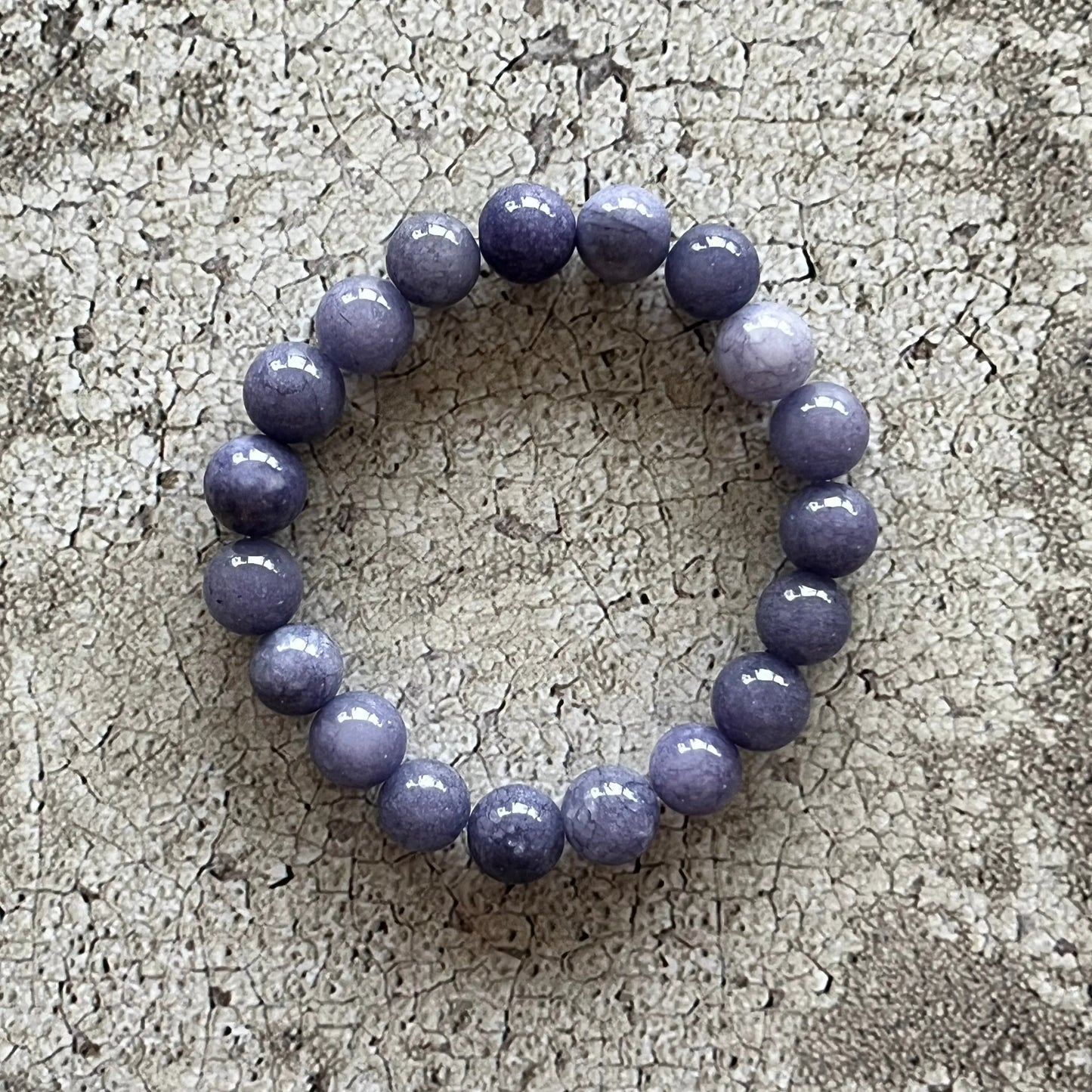 Håndlavet krystal armbånd med lilla angelit perler.