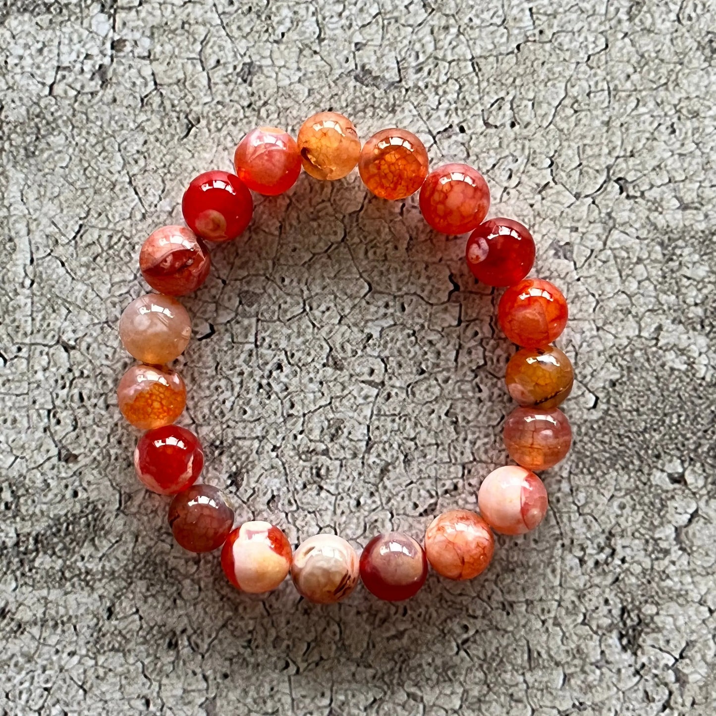 Håndlavet krystal armbånd med mørk orange agat perler.