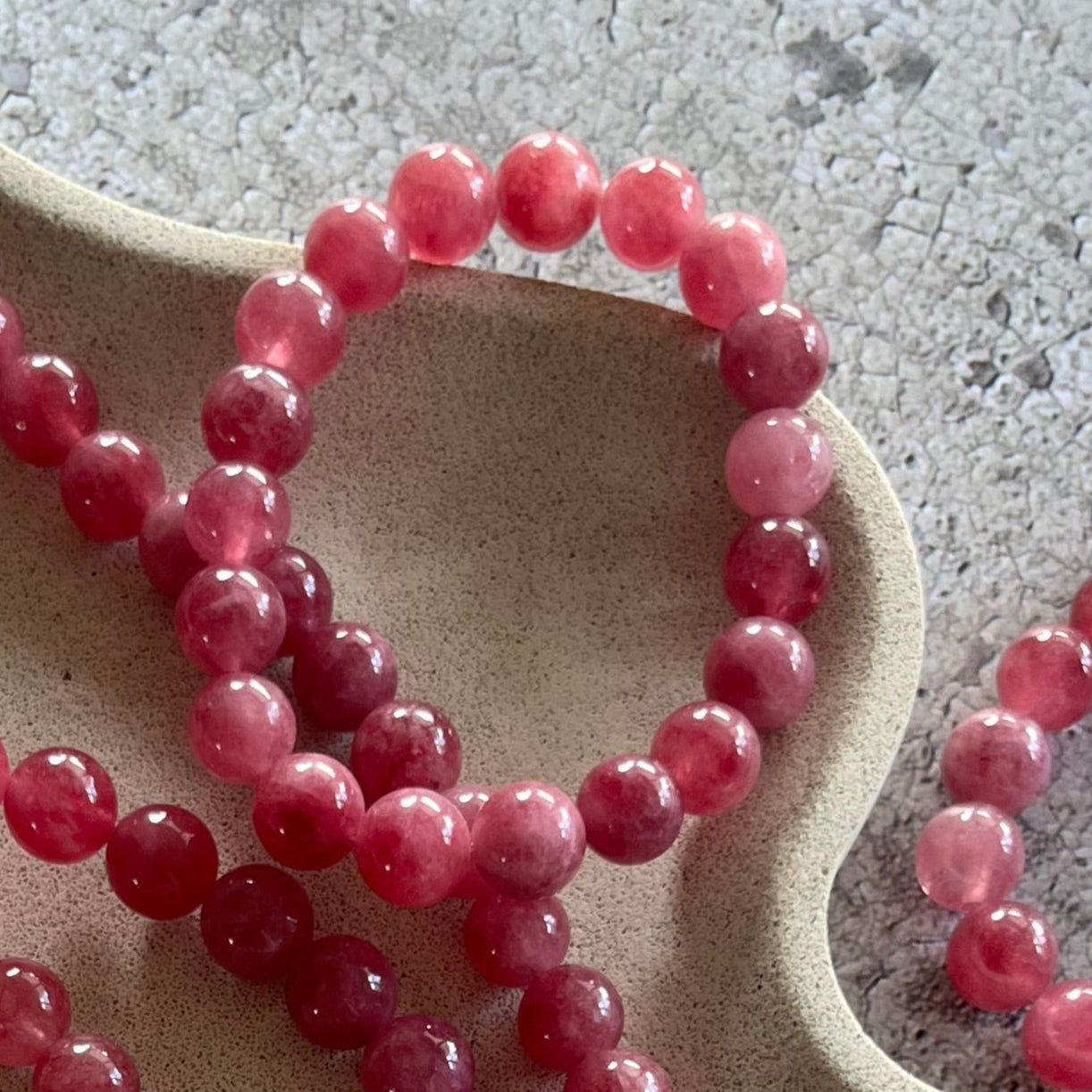 Håndlavet krystal armbånd med mørk rosa kvarts perler.