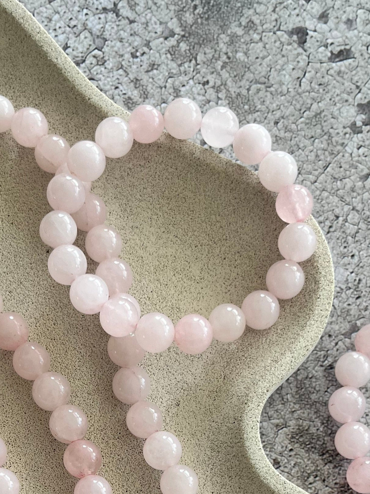 Håndlavet krystal armbånd med rosa kvarts perler.