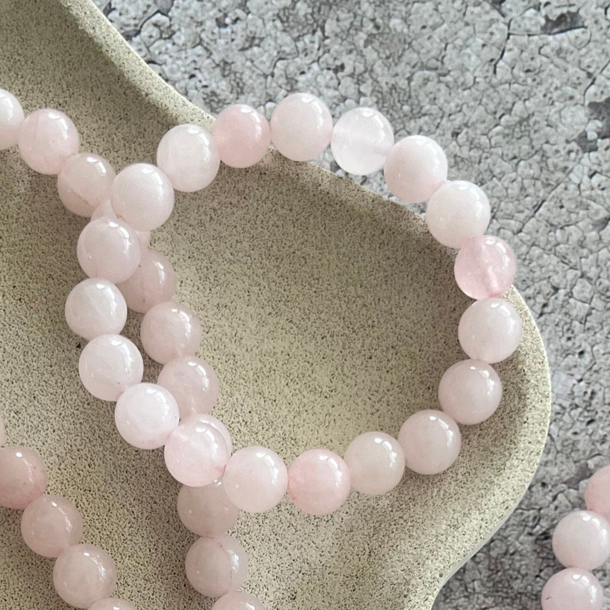 Håndlavet krystal armbånd med rosa kvarts perler.