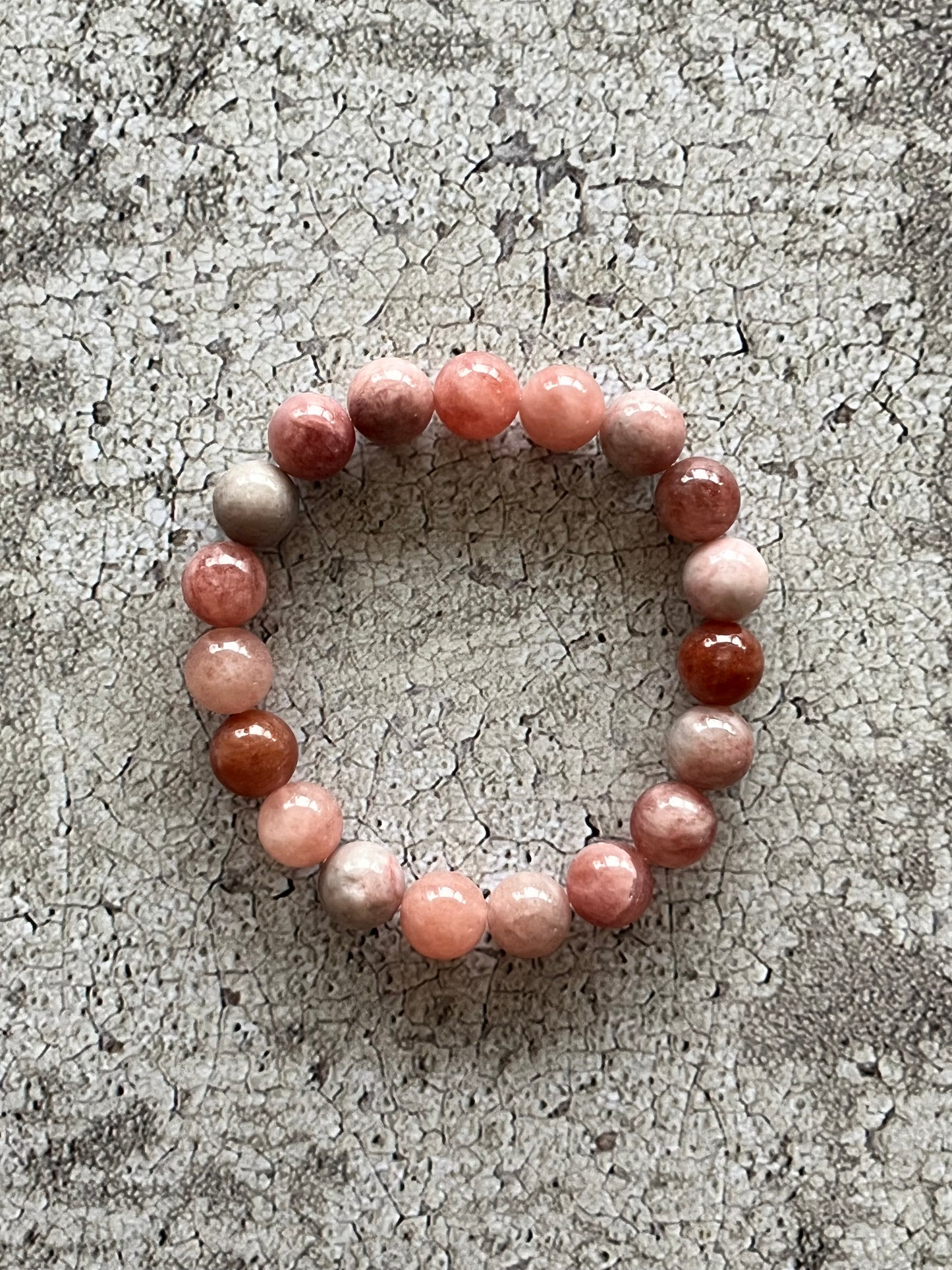 Håndlavet krystal armbånd med rosa solsten perler.