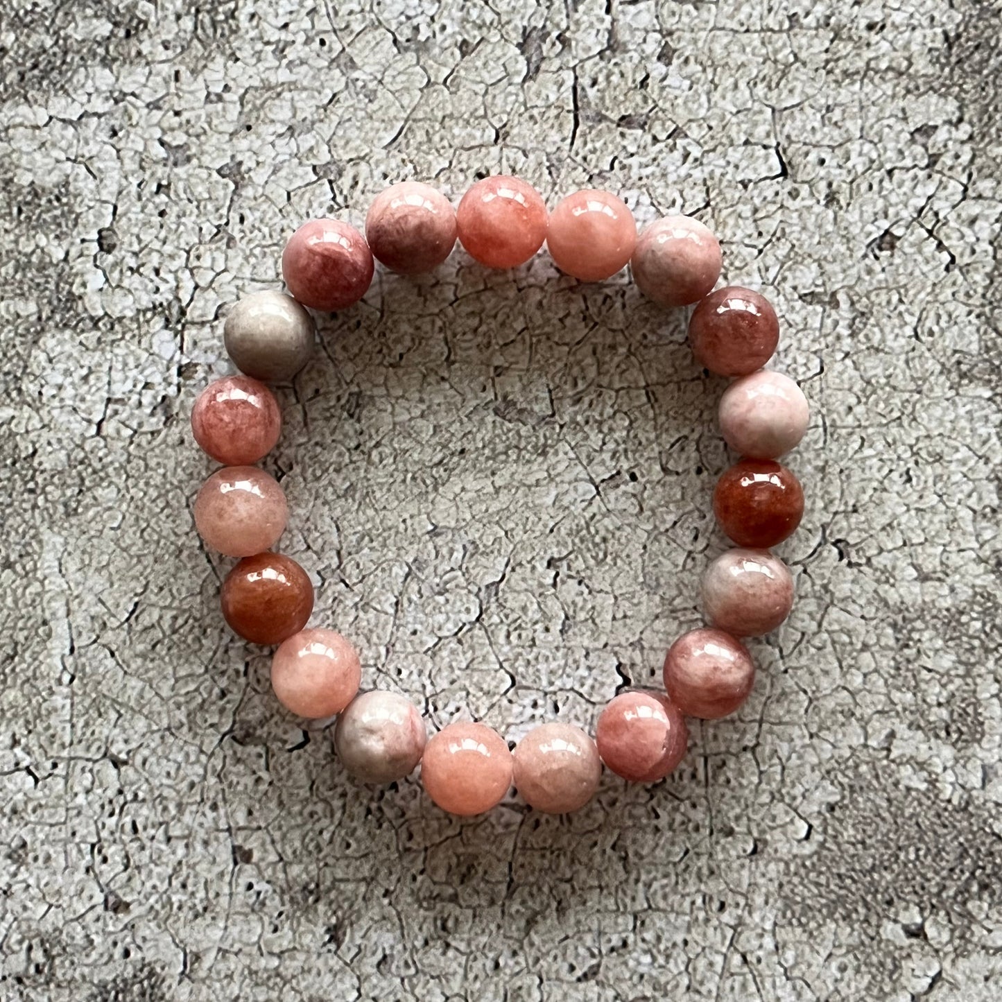 Håndlavet krystal armbånd med rosa solsten perler.