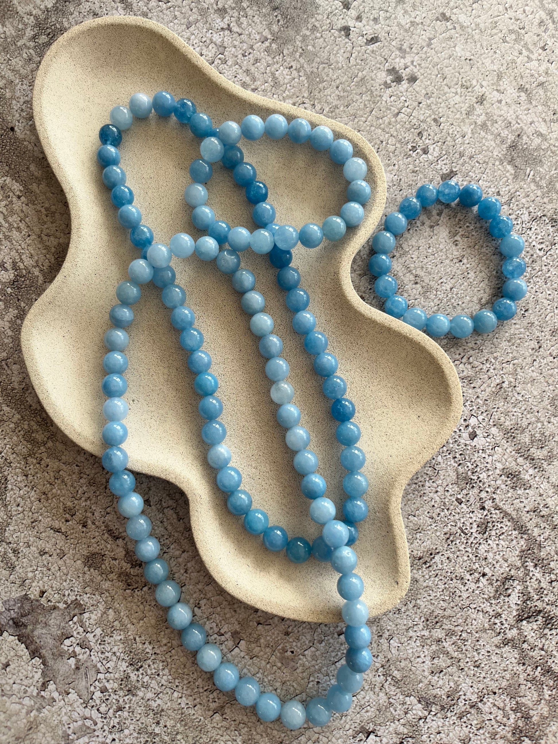 Håndlavet krystal halskæde med blå akvamarin perler.