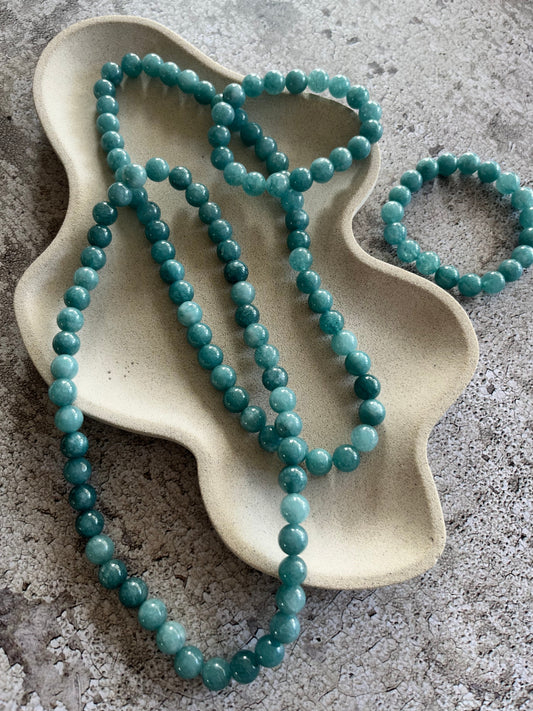 Håndlavet krystal halskæde med blå kalcedon perler.