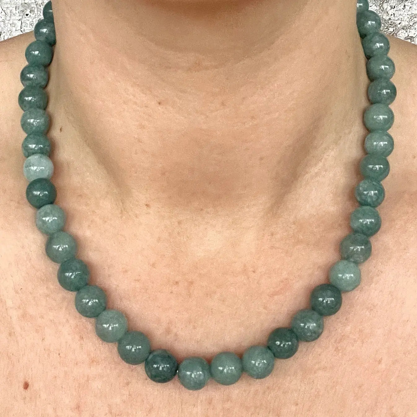 Håndlavet krystal halskæde med blå kalcedon perler.