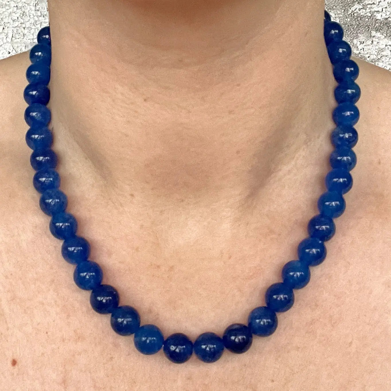 Håndlavet krystal halskæde med blå kyanit perler.