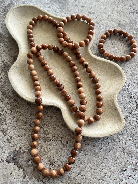 Håndlavet krystal halskæde med brun kalcedon perler.