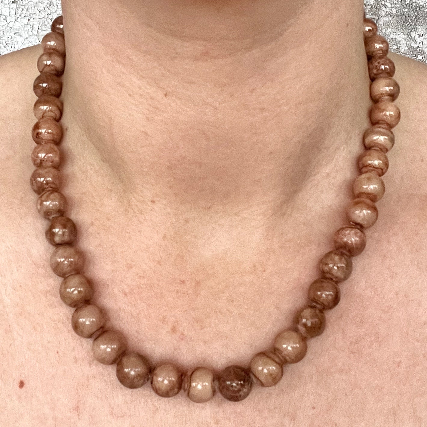 Håndlavet krystal halskæde med brun kalcedon perler.