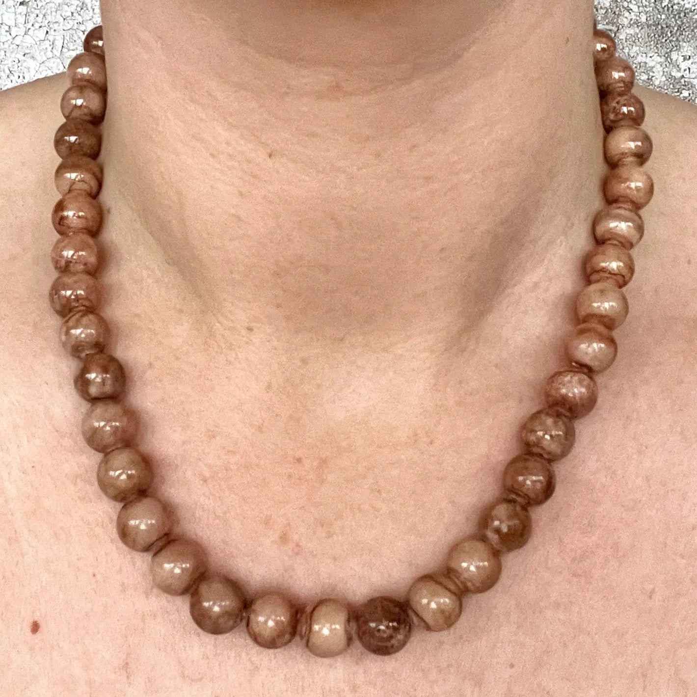 Håndlavet krystal halskæde med brun kalcedon perler.