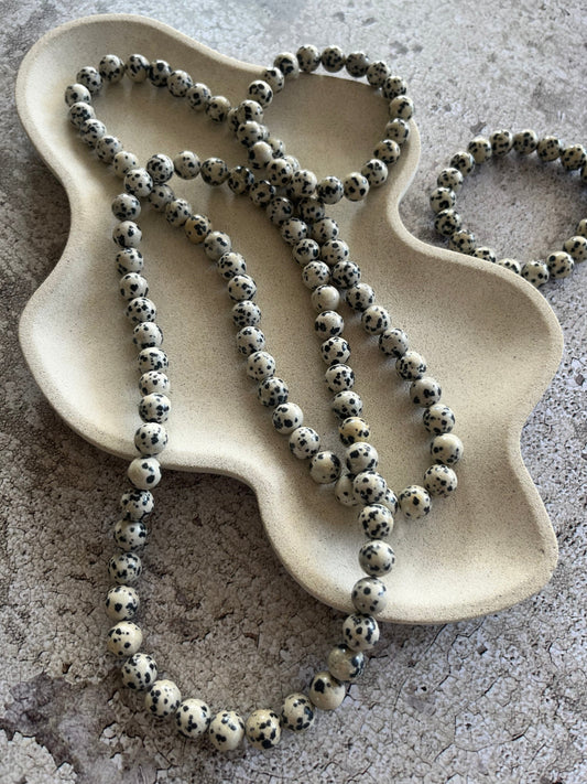 Håndlavet krystal halskæde med dalmatiner jaspis perler.