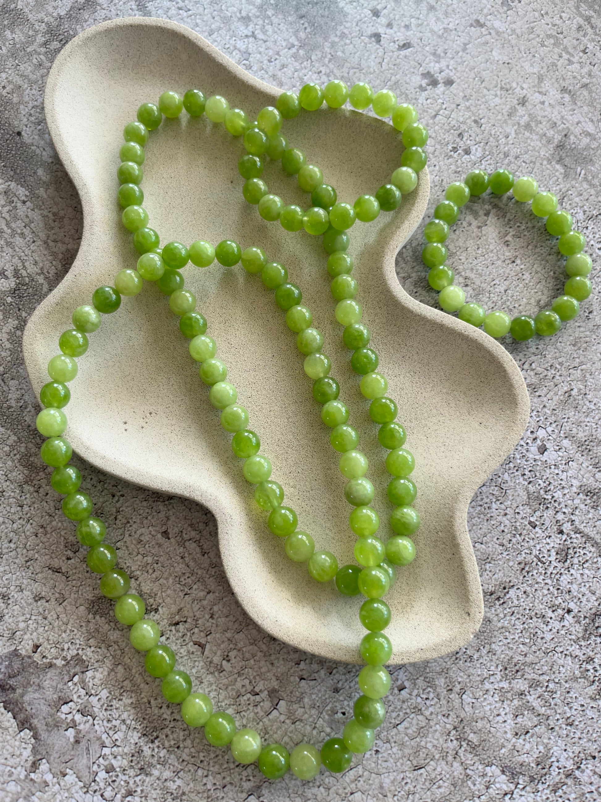 Håndlavet krystal halskæde med grøn peridot perler.