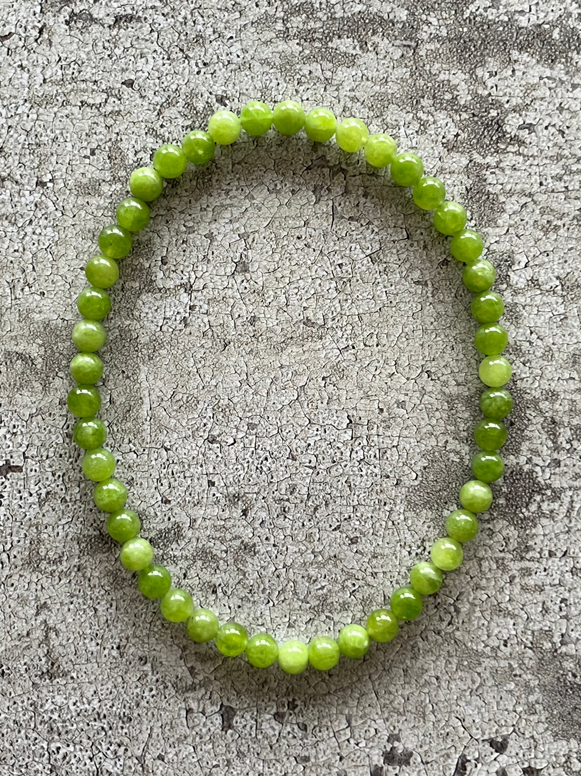 Håndlavet krystal halskæde med grøn peridot perler.