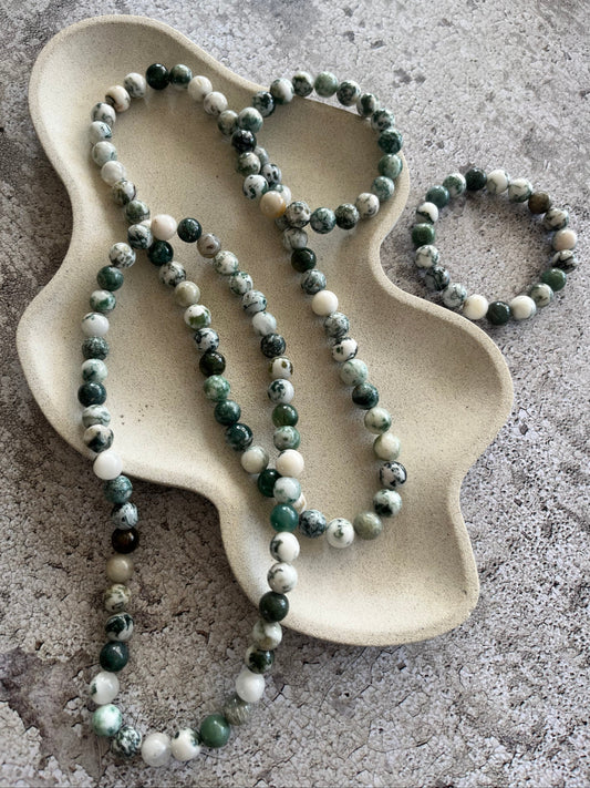 Håndlavet krystal halskæde med grøn træ agat perler.