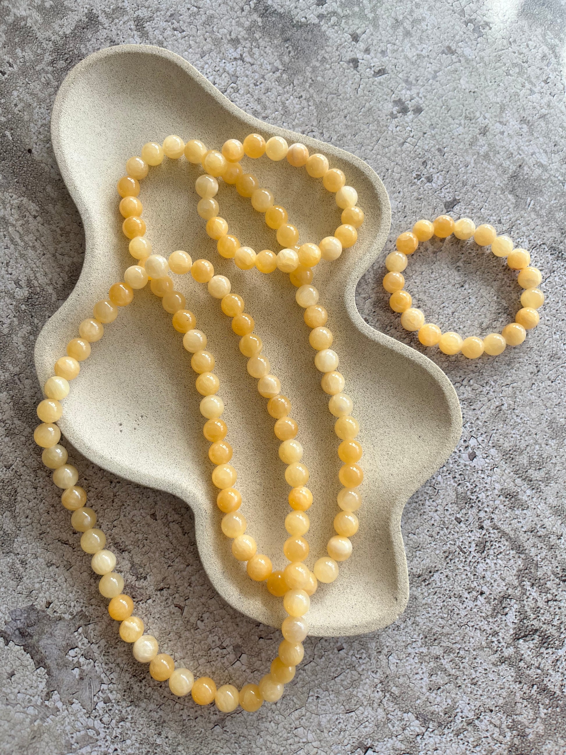 Håndlavet krystal halskæde med gul calcit perler.