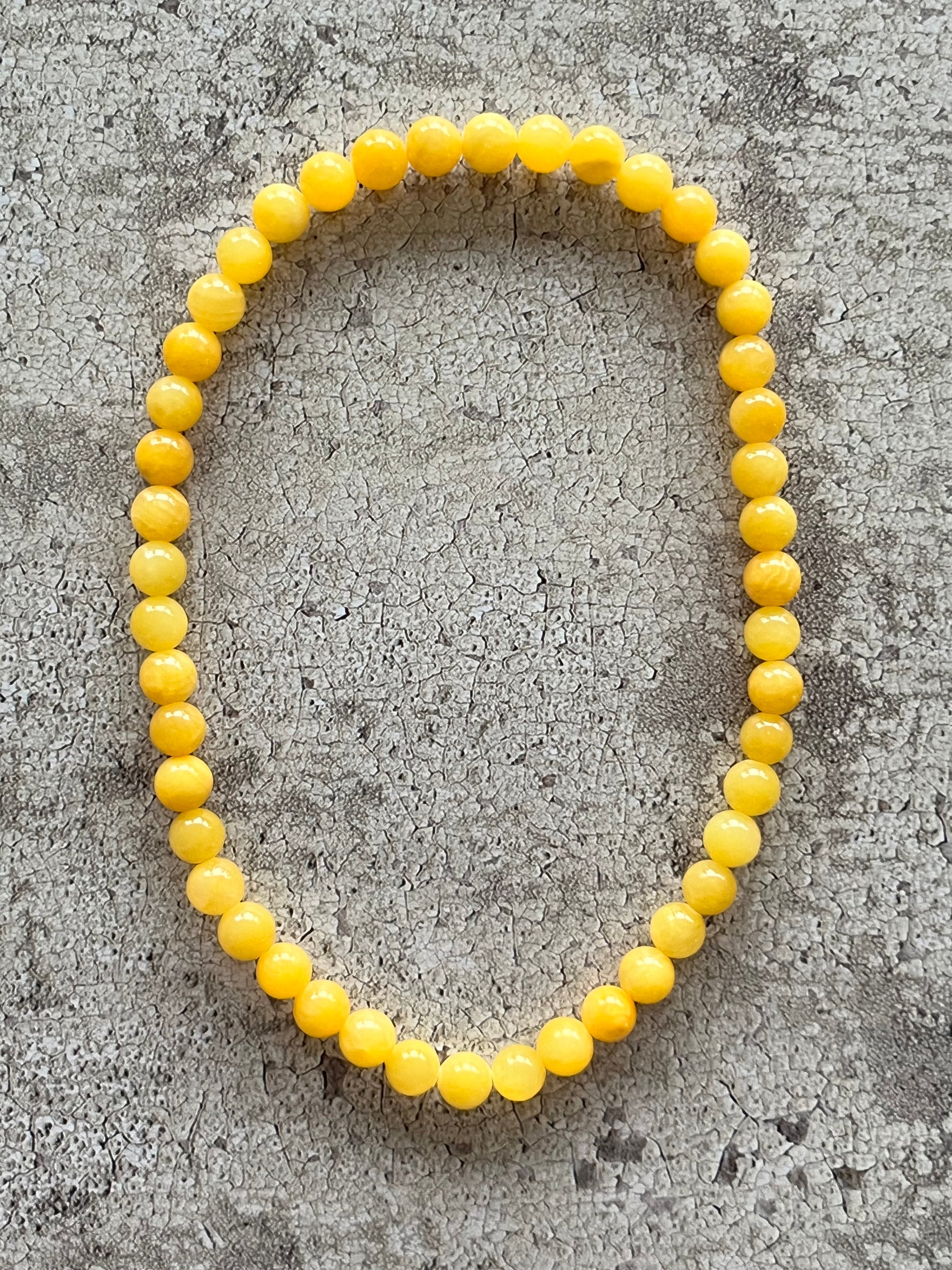 Håndlavet krystal halskæde med gul kalcedon perler.