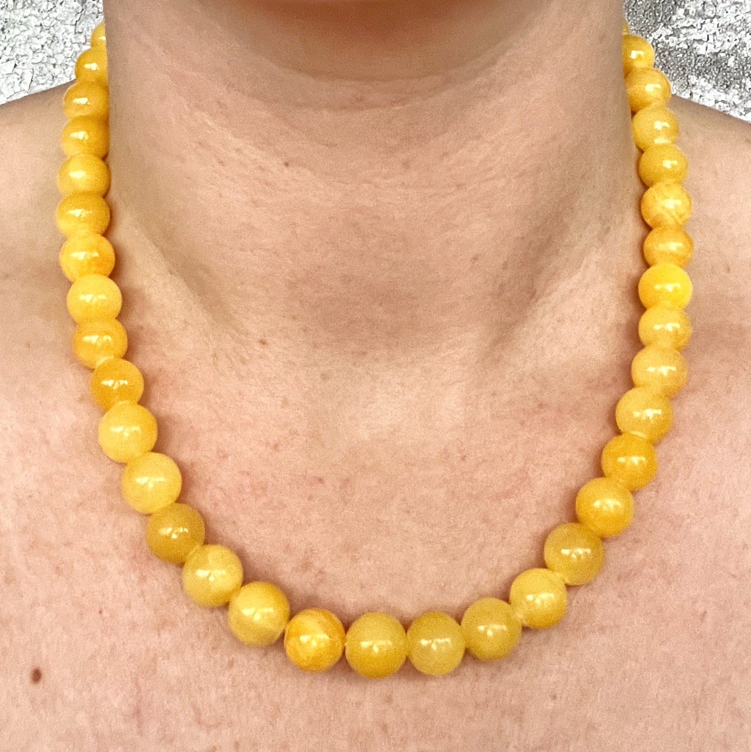 Håndlavet krystal halskæde med gul kalcedon perler.