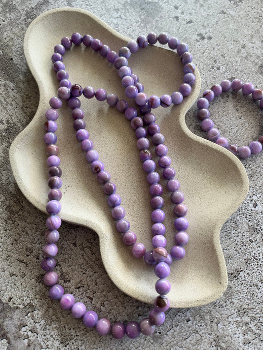 Håndlavet krystal halskæde med lilla kalcedon perler.