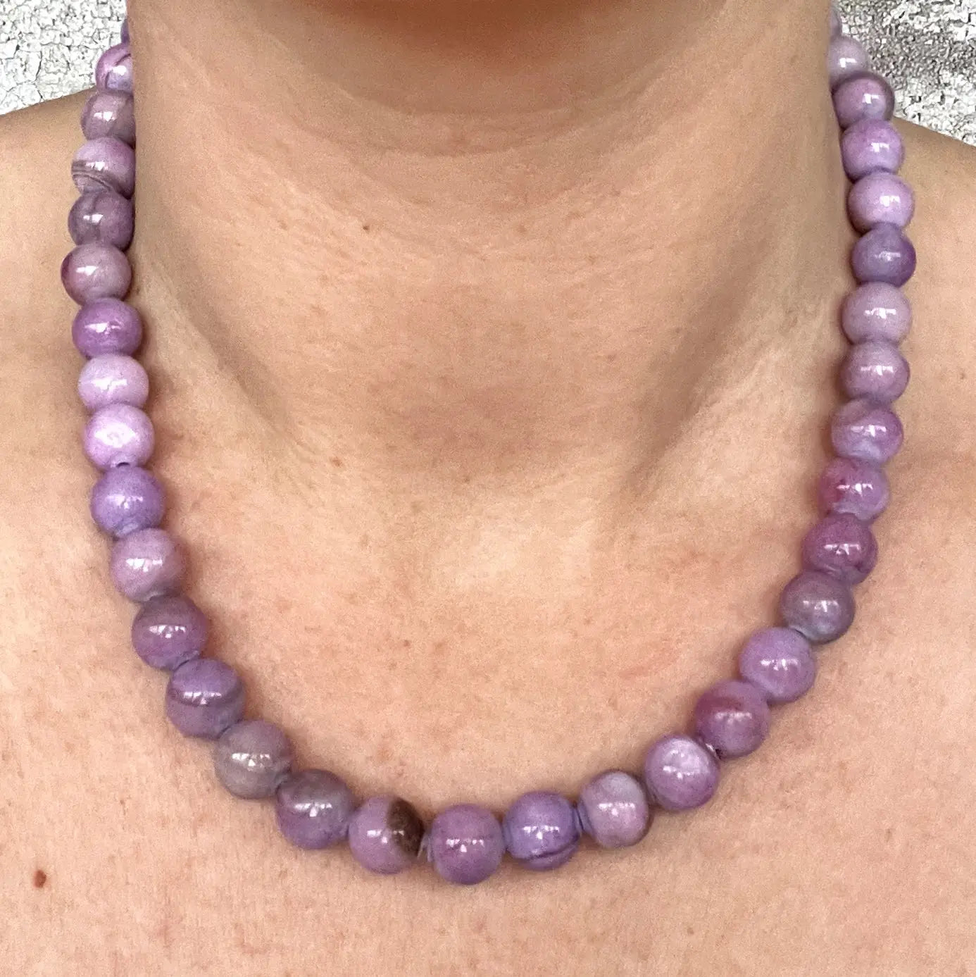 Håndlavet krystal halskæde med lilla kalcedon perler.