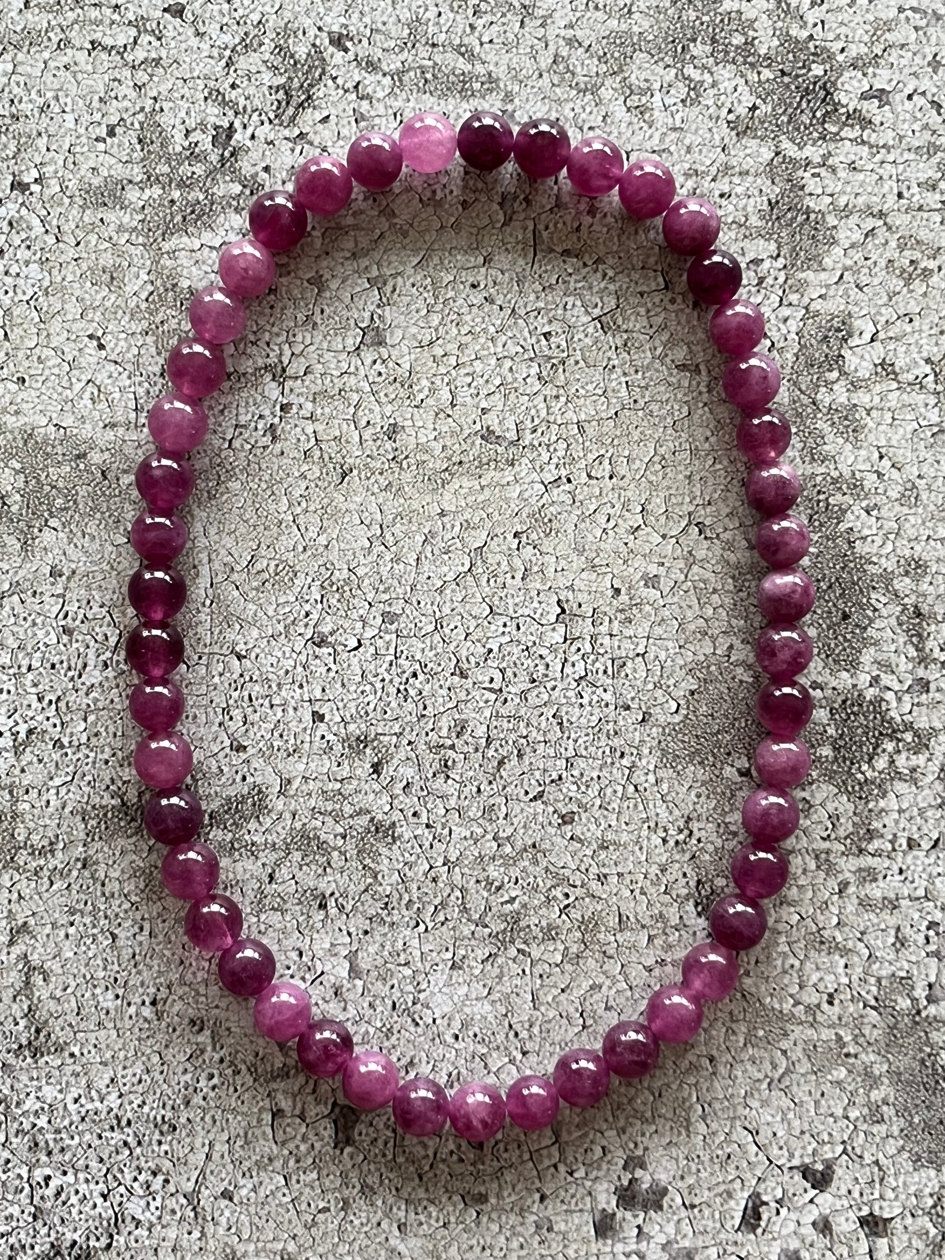 Håndlavet krystal halskæde med lilla lepidolit perler.