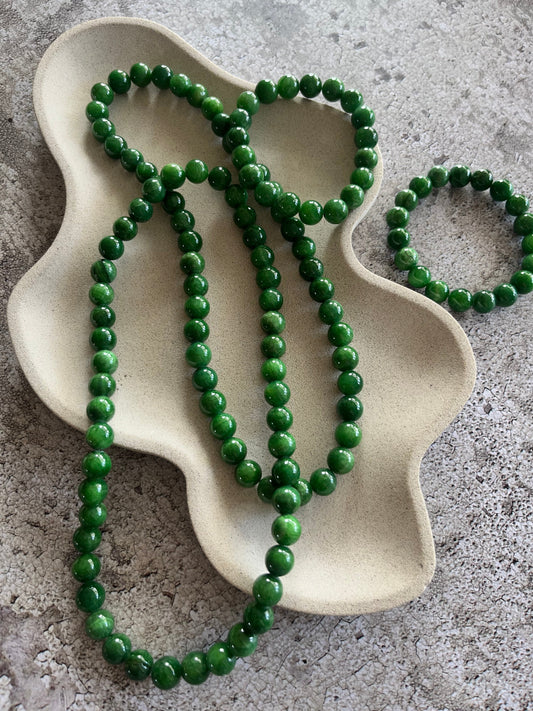 Håndlavet krystal halskæde med mørk grøn kalcedon perler.