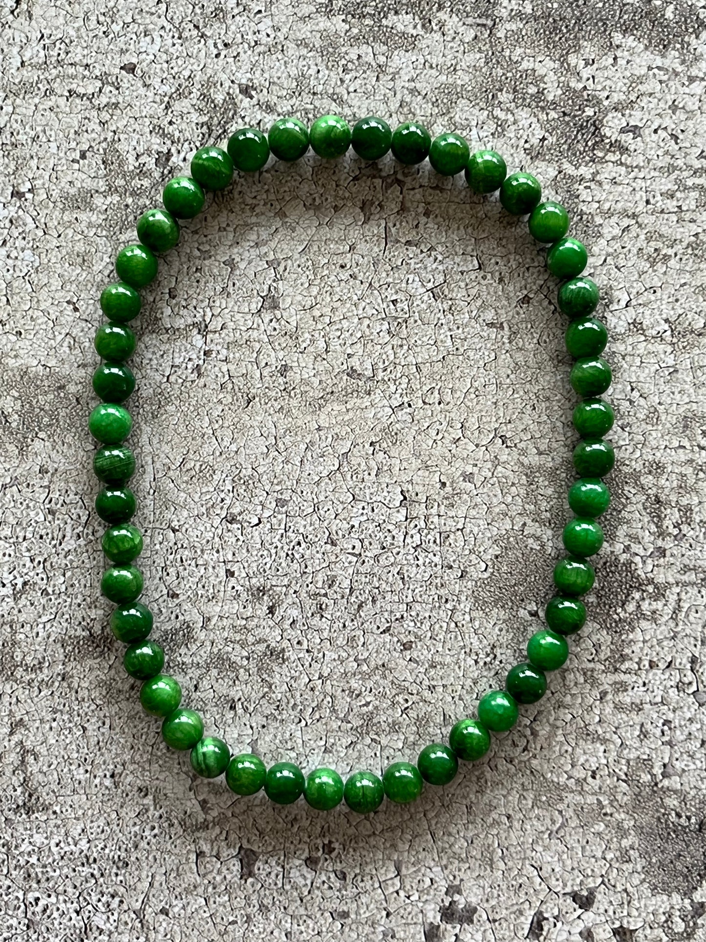 Håndlavet krystal halskæde med mørk grøn kalcedon perler.