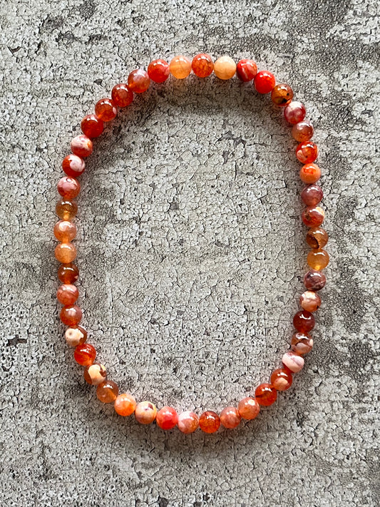 Håndlavet krystal halskæde med mørk orange agat perler.