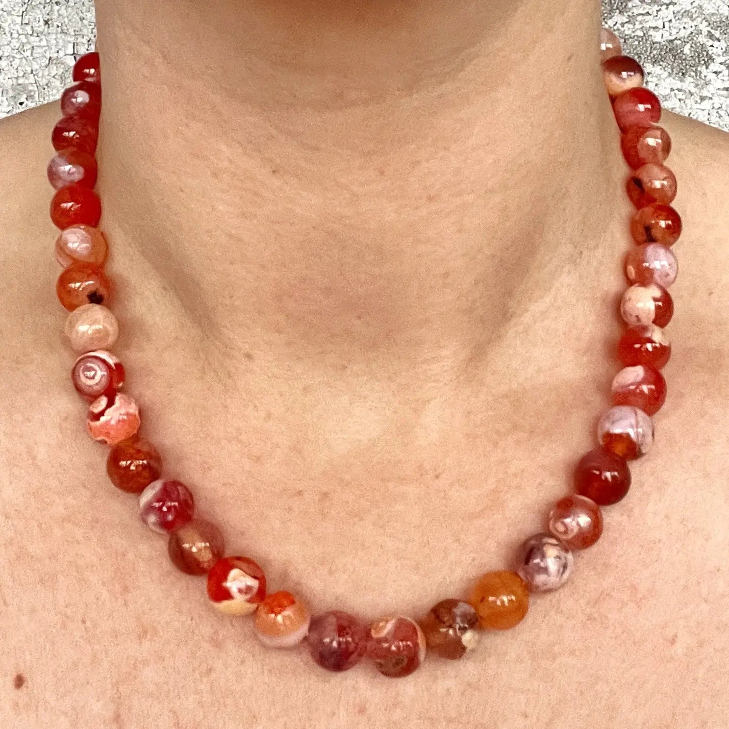 Håndlavet krystal halskæde med mørk orange agat perler.