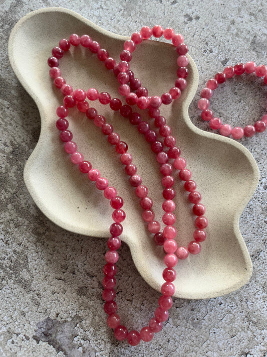 Håndlavet krystal halskæde med mørk rosa kvarts perler.