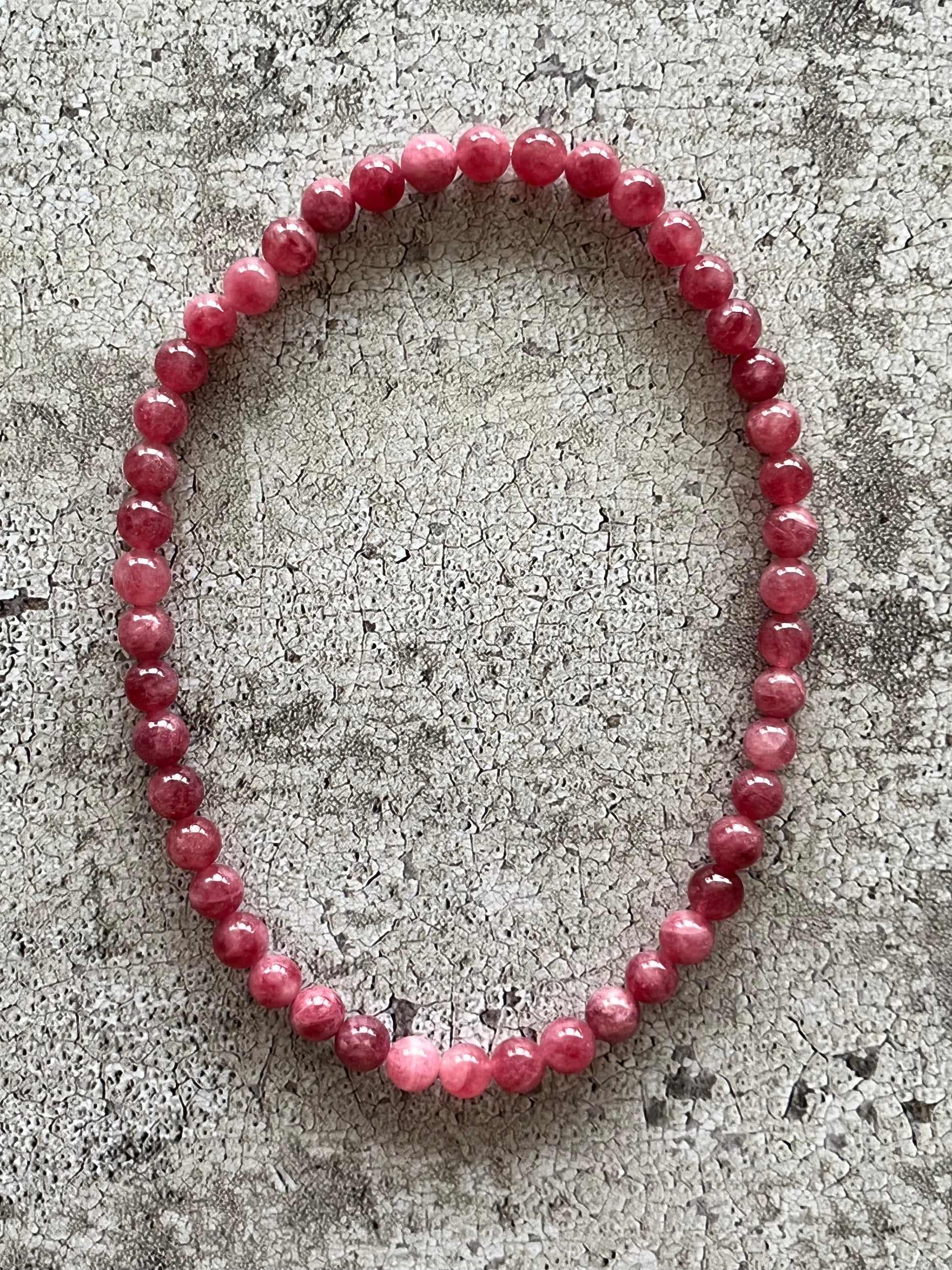 Håndlavet krystal halskæde med mørk rosa kvarts perler.