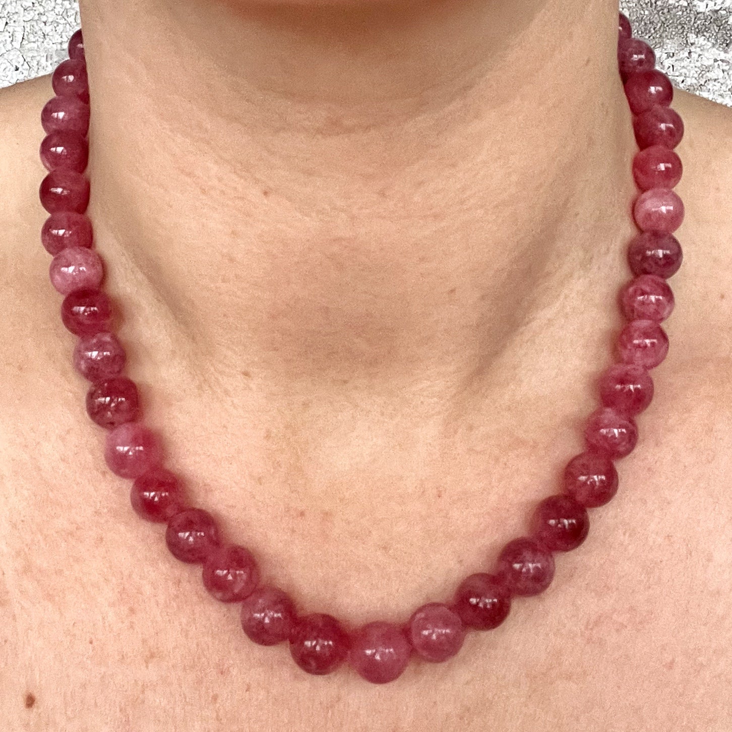 Håndlavet krystal halskæde med mørk rosa kvarts perler.